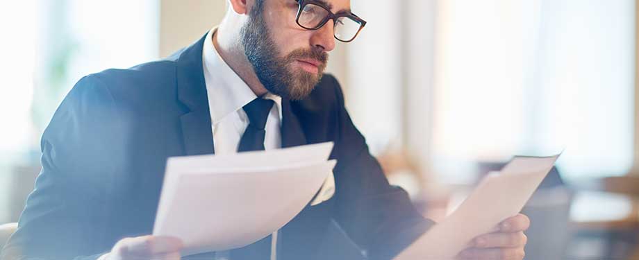 O que é sinistro recusado? Na imagem, cliente confere carta negativa de sinistro, que é importante para o entendimento do motivo da recusa