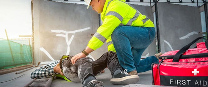 Por que contratar um seguro de responsabilidade civil profissional? Na imagem, trabalhador entendendo a importância deste tipo de proteção após acidente