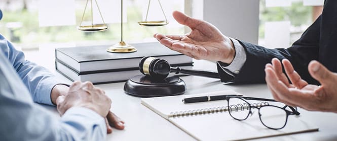 Qual é o objetivo do seguro garantia? Na imagem, corretor explica para dono de empresa os motivos pelo qual deve contratar um seguro garantia para licitação
