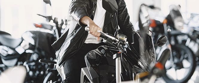 Seguro de moto simulação: na imagem, homem que adquiriu uma moto nova faz cotação de seguro