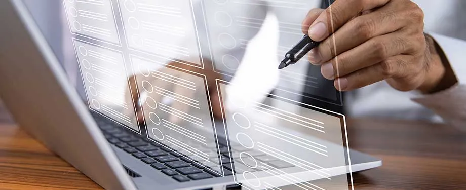 Qual a melhor plataforma de licitação? Na imagem, pessoa com computador preenchendo documentação na plataforma Petronect Licitações