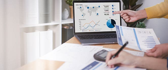 Quais são as etapas do planejamento estratégico? Na imagem, donos de empresa elaboram passos que corroborem com seus objetivos e metas