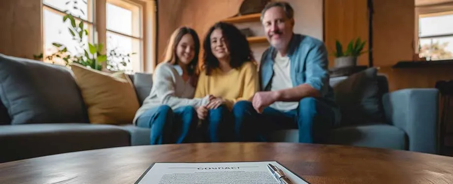 Qual o valor do seguro de vida empresarial? Na imagem, família em alusão a importância de ter um seguro de vida para proteger os colaboradores, cujo valor pode variar de acordo com a seguradora e os riscos assumidos