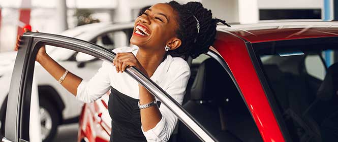 principais-beneficios-do-seguro-patrimonial Porque ter um seguro patrimonial? Na imagem, mulher feliz após entender qual dos seguros patrimoniais é o melhor para ela.