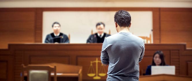 Quando é cabível os embargos infringentes? Na imagem, tomando decisão sobre situação do réu