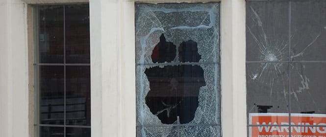 Como funciona o seguro do comércio? Na imagem, vemos janela quebrada, que reforça a necessidade de um seguro comercial para proteger o patrimônio de empresas