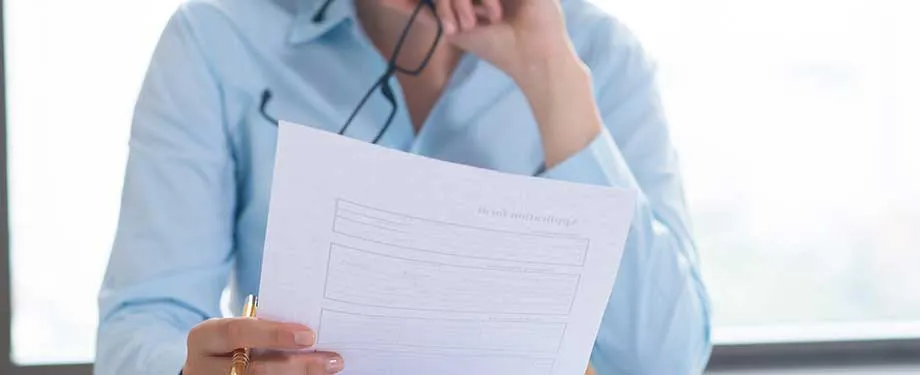 Como é a contratação do Banco do Brasil? Na imagem, empresária separando documentos necessários para participar de licitações do Banco do Brasil