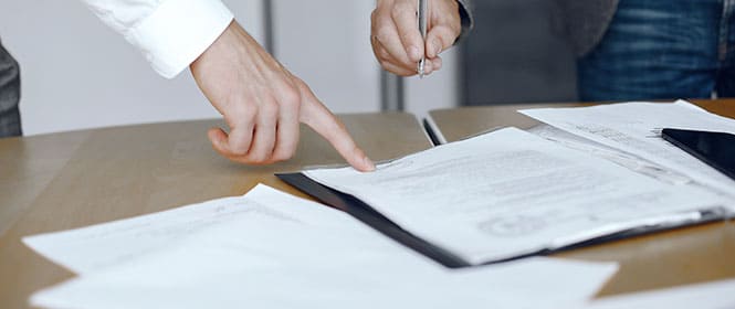 Quais são os tipos de seguro garantia? Na imagem, corretor de seguros e dono de empresa conversam sobre formas de garantia possíveis