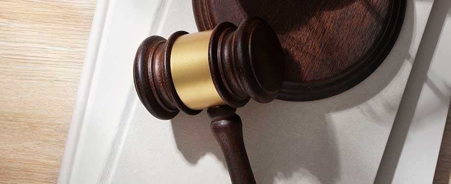 Como funciona o seguro garantia judicial? Na imagem, martelo da justiça em alusão a garantia de cumprimentos legais que esse tipo de seguro oferece