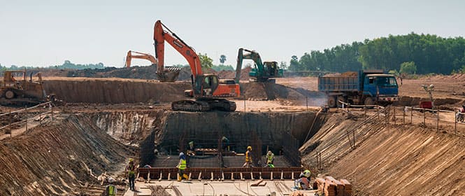 Quanto custa um seguro garantia de obras públicas? Na imagem, empresa contratada prestando serviços de acordo com o contrato