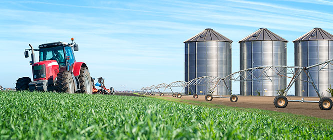 Quais são as vantagens do seguro paramétrico? Na imagem trator em alusão ao agronegócio evidencia a importância de proteger a produção por meio de seguro paramétrico