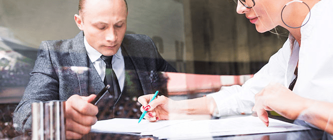 O que é um seguro de responsabilidade civil profissional cobre? Na imagem, empresário entendendo quais são os benefícios do seguro FIPI para instituições financeiras