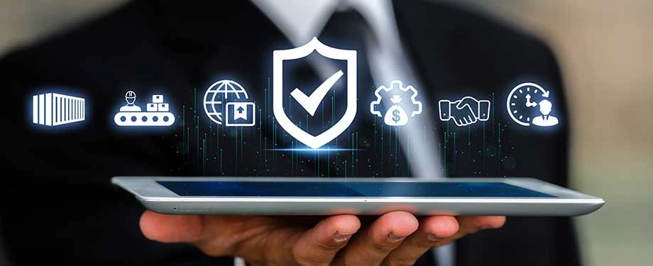 Quais insurtechs existem no Brasil? Na imagem, tablet com produtos de seguros, que podem ser contratados de forma digitalizada
