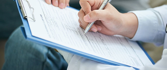 Quais são os documentos exigidos em um processo licitatório? Na imagem, prestador de serviços faz checklist de licitação para se organizar no processo