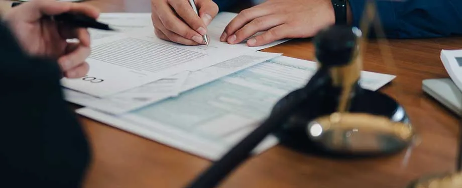 Como funciona o processo de licitação? Na imagem, empresário assinando contrato após ter vencido licitação pública