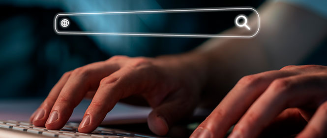 O que precisa para cotar seguro? Na imagem, pessoa fazendo simulação online representa a praticidade de corretoras digitais