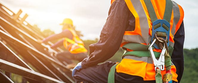 Seguro para construção civil valor: na imagem, trabalhadores em obra evidenciam a importância do seguro garantia para construção civil