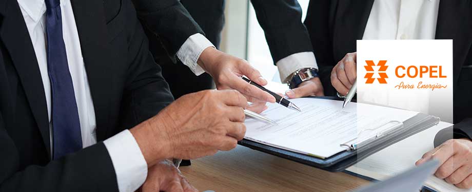 Copel contrato de adesão: na imagem, pessoas analisando condições de contrato de licitação da Copel
