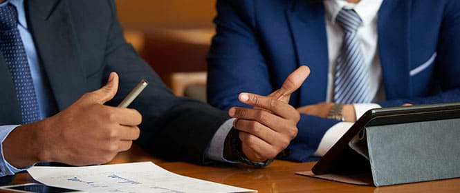 Quando cabe apelação na sentença? Na imagem, advogado e cliente conversam sobre diferença entre apelação e agravo