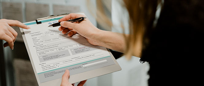 Qual a diferença de cobertura compreensiva e RCF? Na imagem, corretora de seguros explica detalhes do contrato para cliente