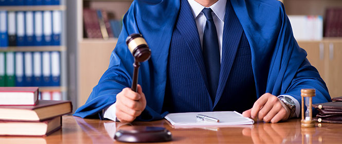 O que colocar no estipulante do seguro? Na imagem, homem com martelo da justiça representa a importância de uma terceira pessoa envolvida na contratação