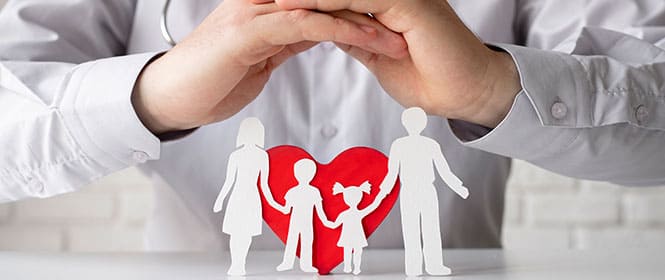 Qual a diferença entre plano de saúde e seguro saúde? Na imagem, mãos protegem família, evidenciando a necessidade de um seguro para cuidar da saúde dos membros