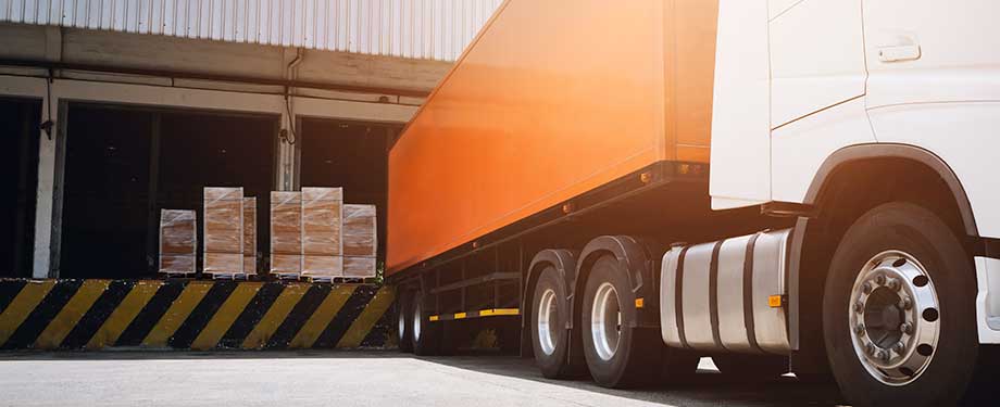 Qual a relação entre os seguros obrigatórios e PGR? Na imagem, vemos caminhão em alusão a nova regra que dispõe que os seguro obrigatórios devem estar vinculados a um PGR