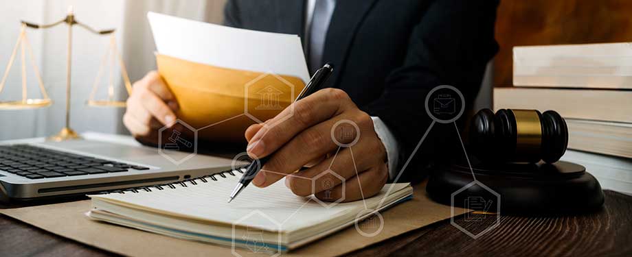 Direito empresarial código civil: na imagem, advogado atuando na regulação do interesse de empresa