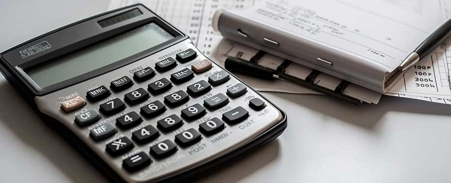 Quanto custa um seguro crédito? Na imagem, vemos calculadora representando valor para a contratação deste tipo de seguro
