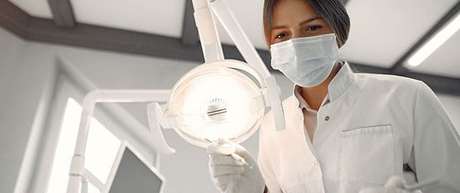 Quanto custa seguro de responsabilidade civil para dentistas? Na imagem, profissional contratou um seguro após fazer cotação online
