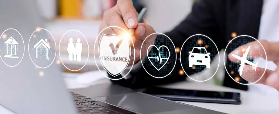 Quem é a Ezze Seguros? Na imagem, símbolos de pessoas e bens materiais representado proteção de seguradoras como a Ezze Seguros