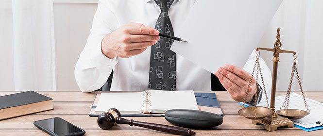 Quem é o estipulante do seguro? Na imagem, homem com contrato na mão em alusão ao estipulante, que representa grupo de segurados durante contratação