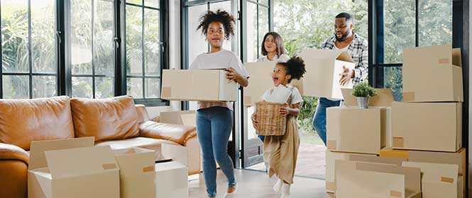 quem-pode-contratar-um-seguro-patrimonial Como funciona o seguro patrimonial? Na imagem, família segura financeiramente graças ao seguro patrimonial residencial.