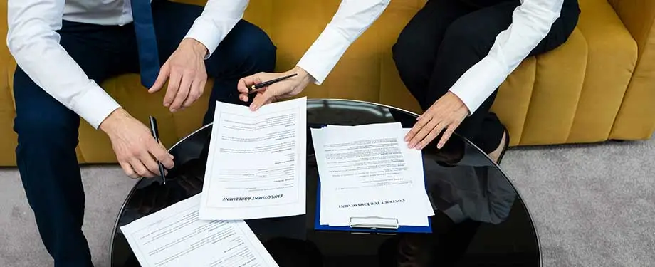 Quem precisa assinar contrato de contragarantia? Na imagem, proprietários de empresa assinam CCG