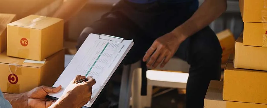 Quem precisa contratar Supply Bond? Na imagem, fornecedor controlando entregas reforça a necessidade de contratar seguro para proteção financeira
