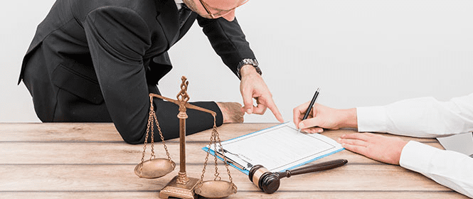 Quanto custa um seguro de responsabilidade civil profissional? Na imagem, empresário conferindo cotação de seguro FIPI para instituições