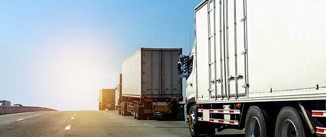 seguro-transportadora-como-contratar Seguro transportadora: como contratar? Na imagem, caminhões de transporte de carga em alusão à obrigatoriedade de algumas modalidades para o transporte