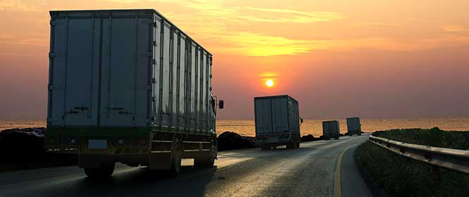 seguro-transportadora-o-que-é Seguro transportadora: o que é? Na imagem, caminhões na estrada reforçam a necessidade dos seguros para transporte de carga