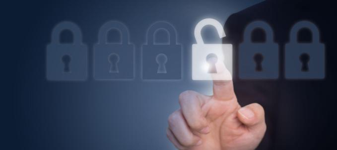 prevenção de roubo de dados na internet Como evitar o roubo de dados na internet? Na imagem, representação de vários cadeados em alusão às formas de proteção contra crimes virtuais.