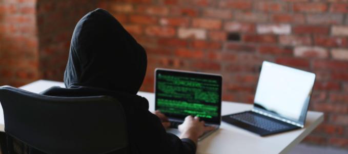 roubo-de-dados-na-internet-conclusao Roubo de dados na internet: dicas de segurança. Na imagem, representação de um hacker tentando cometer crime virtual contra uma empresa, mas fracassando por conta das boas práticas de cibersegurança implementadas.