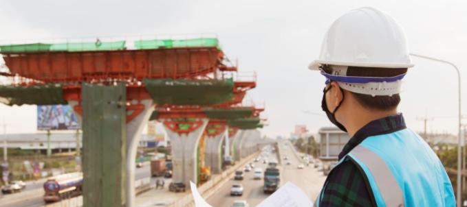 riscos-de-projetos-de-engenharia O que cobre o seguro de engenharia? Na imagem, engenheiro representa riscos de projetos de engenharia cobertos pelo seguro