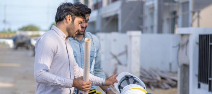 seguros-para-projetos-de-engenharia O que é RC engenharia? Na imagem, engenheiros avaliam cobertura de seguro para projetos de engenharia