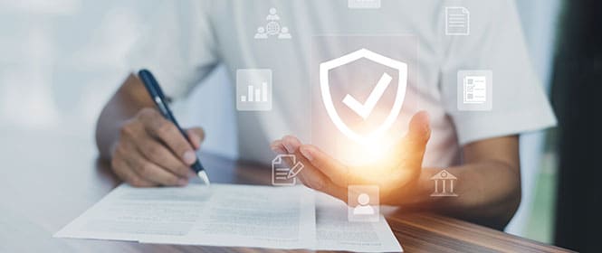 Quais são os tipos de seguro garantia? Na imagem, dono de empresa assinando contrato de um tipo de seguro que atenda suas necessidades