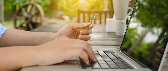 Quais as vantagens do seguro online? Na imagem, vemos pessoa fazendo simulação de seguro sem sair de casa