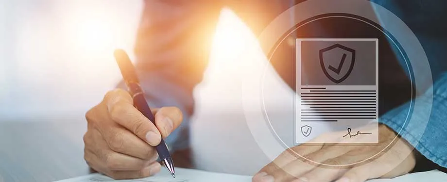 Quanto custa um seguro garantia judicial? Na imagem, dono de empresa com caneta na mão para assinar contrato de seguro garantia judicial e se proteger em processos judiciais