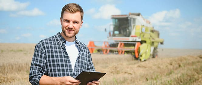 Qual seguradora faz seguro para agronegócio? Na imagem, agricultor considerando vantagens desse tipo de seguro após realizar cotação