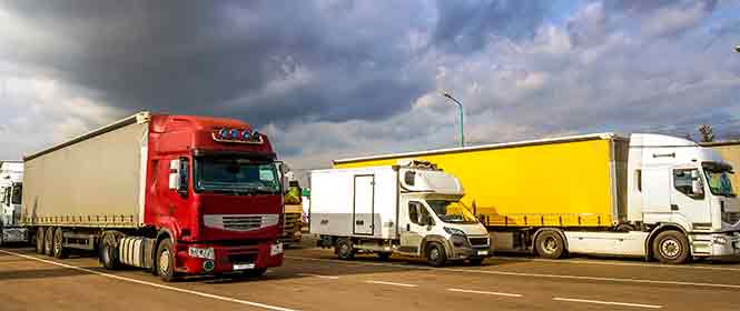 agregar-caminhã-veja-as-exigências-das-transportadoras Quanto ganha um cavalo mecânico agregado? Na imagem, vemos caminhões na estrada em alusão à possibilidade de agregar cavalo mecânico para transporte