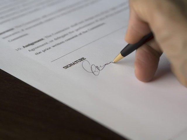 Assinatura de contrato na gestão de obras Assinatura de contrato na gestão de obras