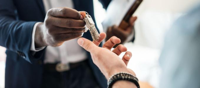 coberturas-do-seguro-para-condominio O que o seguro condomínio cobre? Na imagem, síndico e corretor de seguros que acabaram de fechar o negócio na contratação do seguro predial.