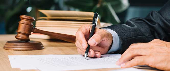 como-abrir-um-sinistro-para-terceiros Quais são as vantagens do seguro para terceiros? Na imagem, corretor de seguros explicando como funciona direitos de terceiros em sinistro e o que é o seguro para terceiros.